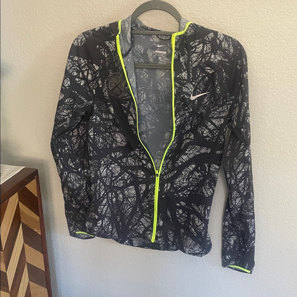 Nike lightweight’s running jacket 100% polyester with Neon accents